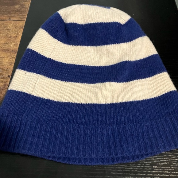 Gucci Blue/White Striped Wool Knit Beanie Hat with Tiger Head M/58 500929 4278 - Picture 2 of 4